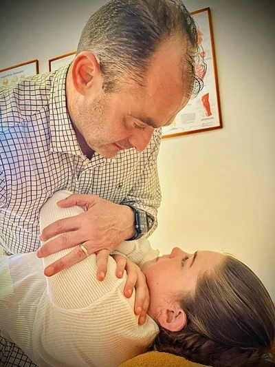 Osteópata infantil en Alicante tratamiento hombro niña